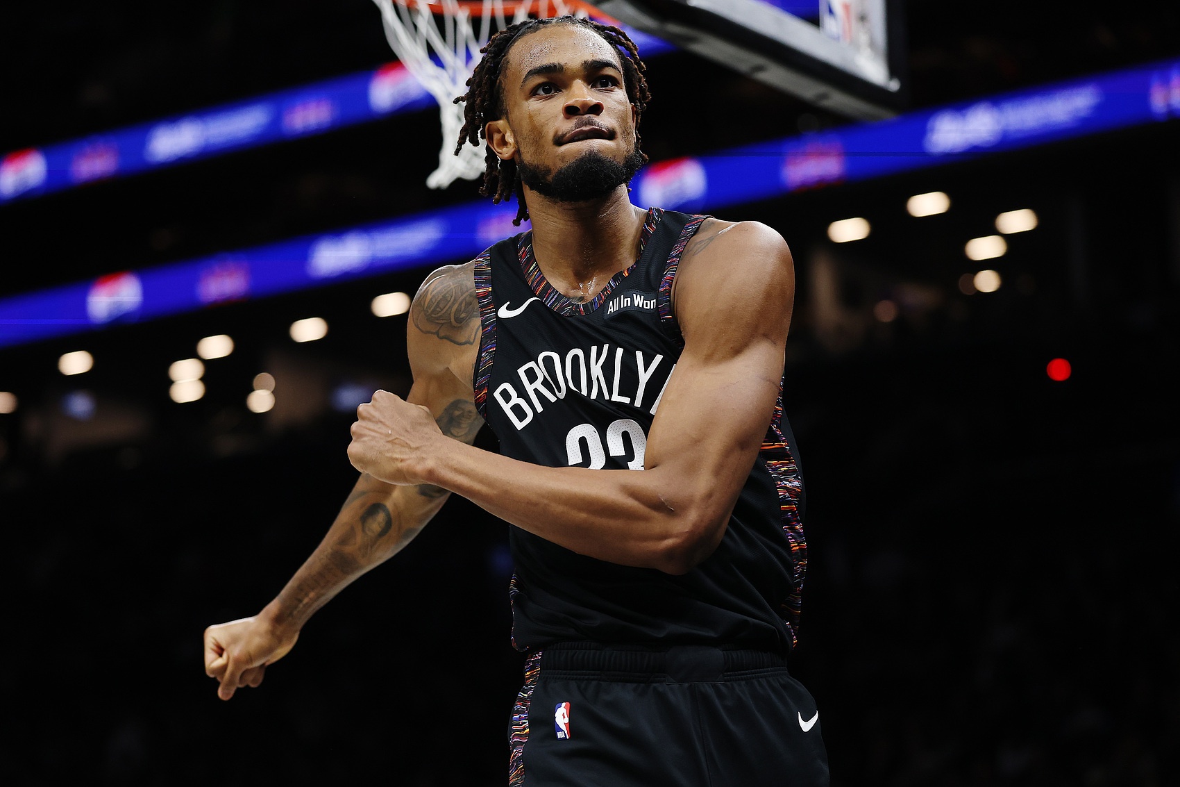 开云App-克拉克斯顿场均13.1分7.5板4.0助1.4帽 篮板&amp;助攻在全队领跑