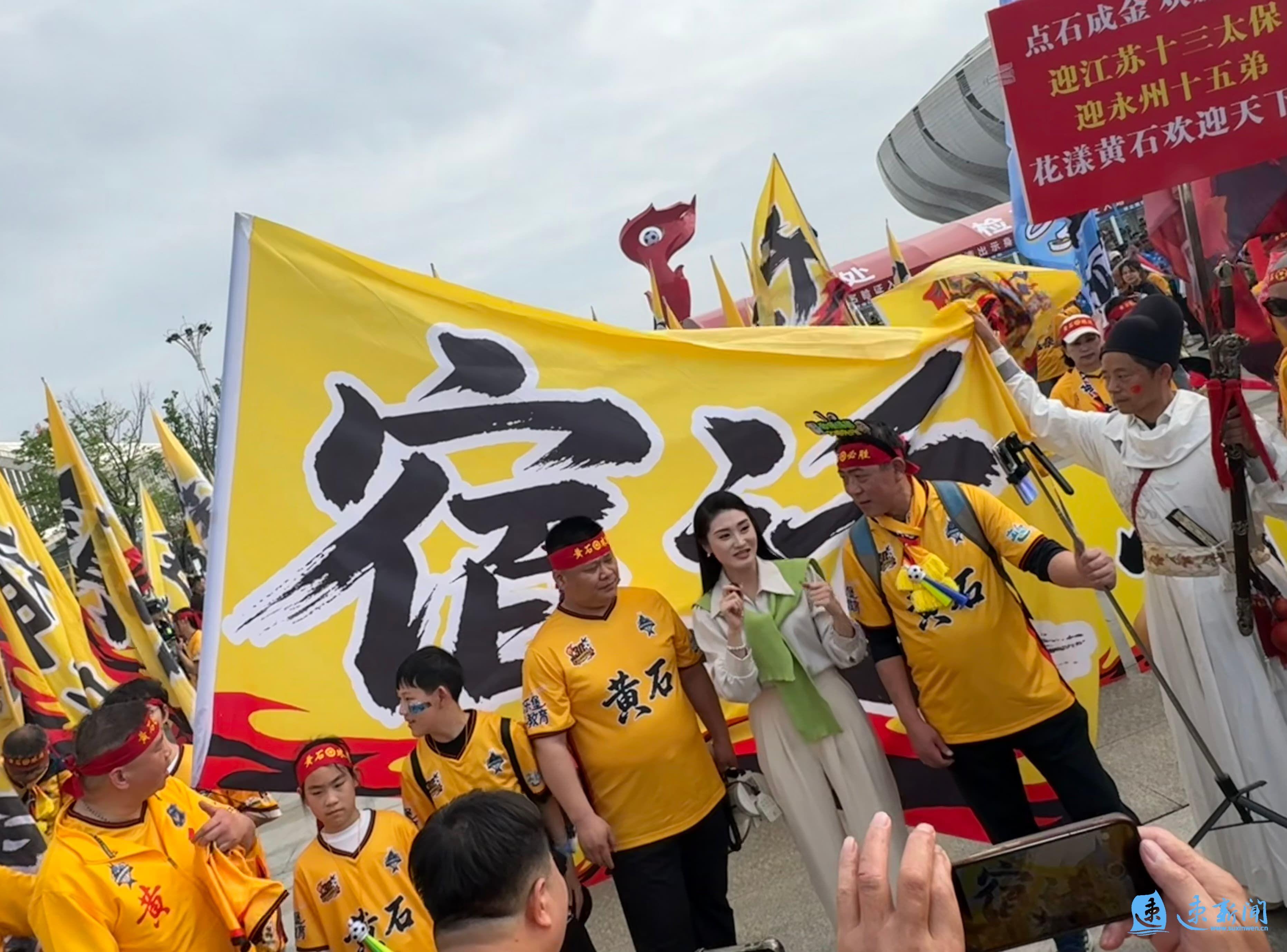 开云移动端-“楚超”揭幕战今晚打响，宿迁球迷千里赴约为黄石加油